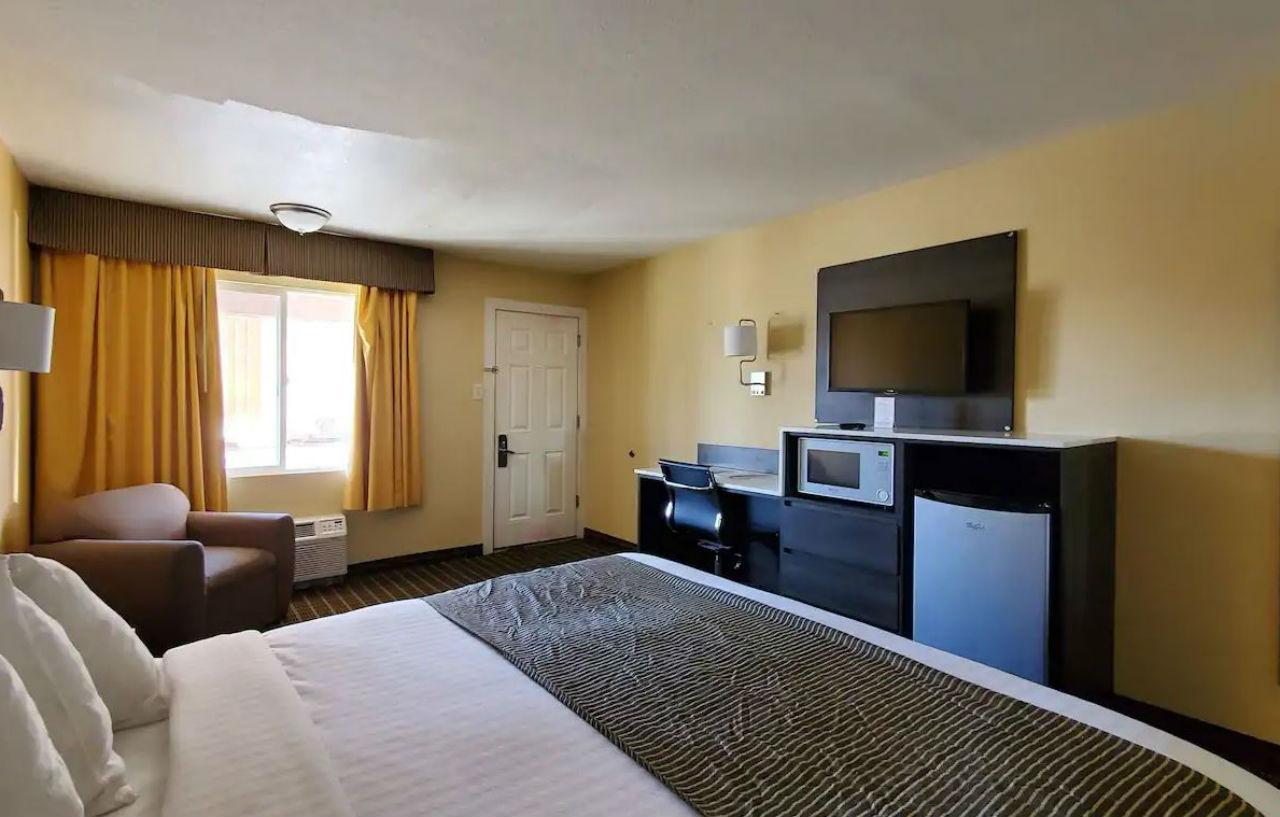 Ramada By Wyndham Flagstaff East Hotell Exteriör bild