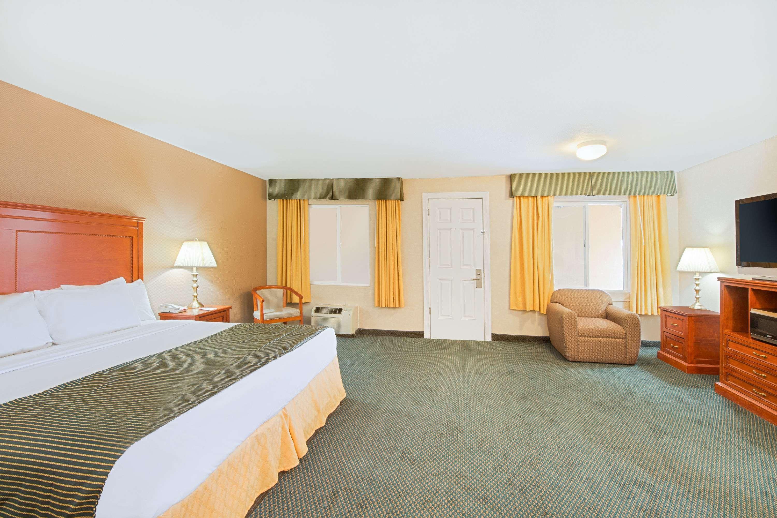 Ramada By Wyndham Flagstaff East Hotell Exteriör bild