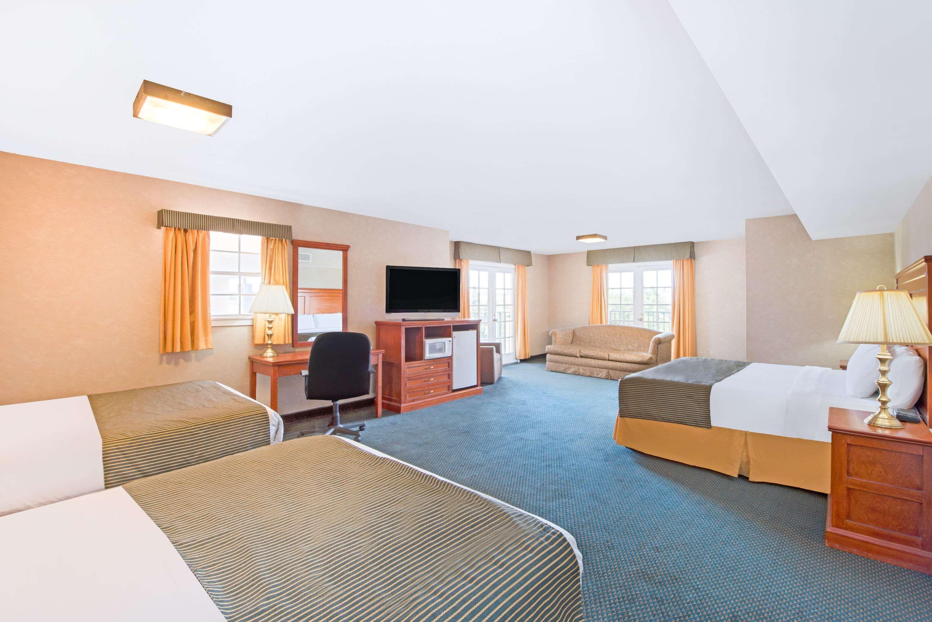 Ramada By Wyndham Flagstaff East Hotell Exteriör bild