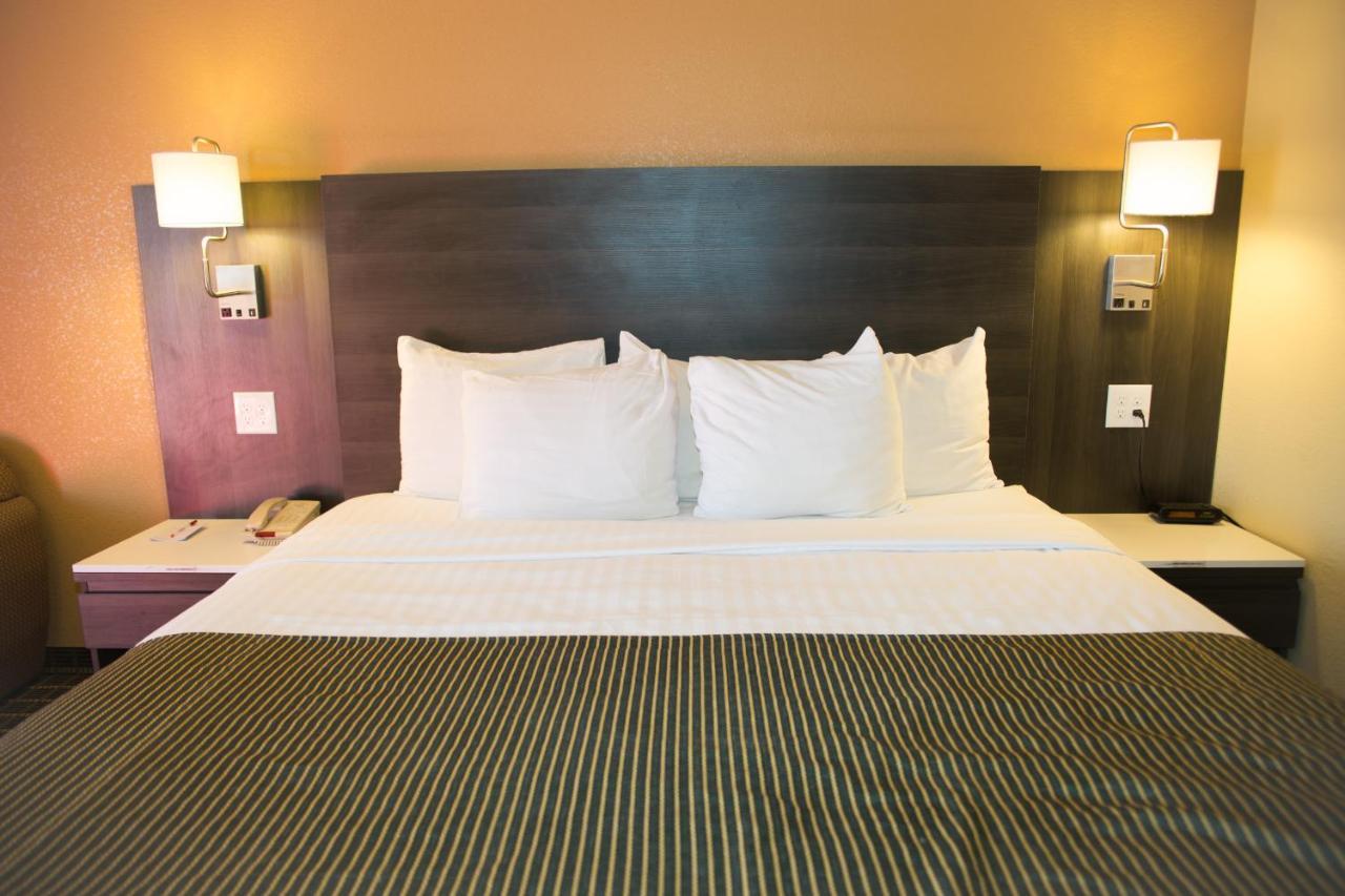 Ramada By Wyndham Flagstaff East Hotell Exteriör bild
